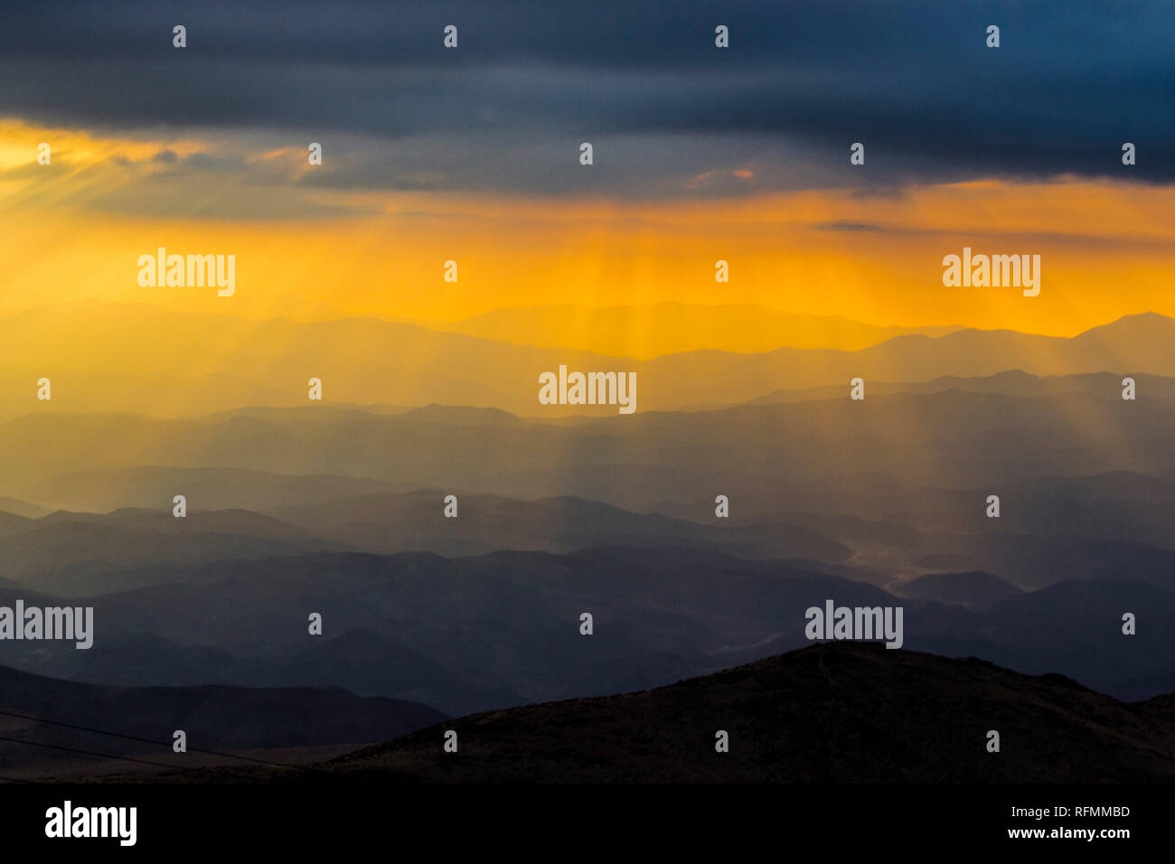 Sonnenuntergang bei 'La Silla" Sternwarte, ein Blick über den Horizont mit dem Strahl des Lichtes aus der Sonne durch die Wolken lagen über die Berge Stockfoto