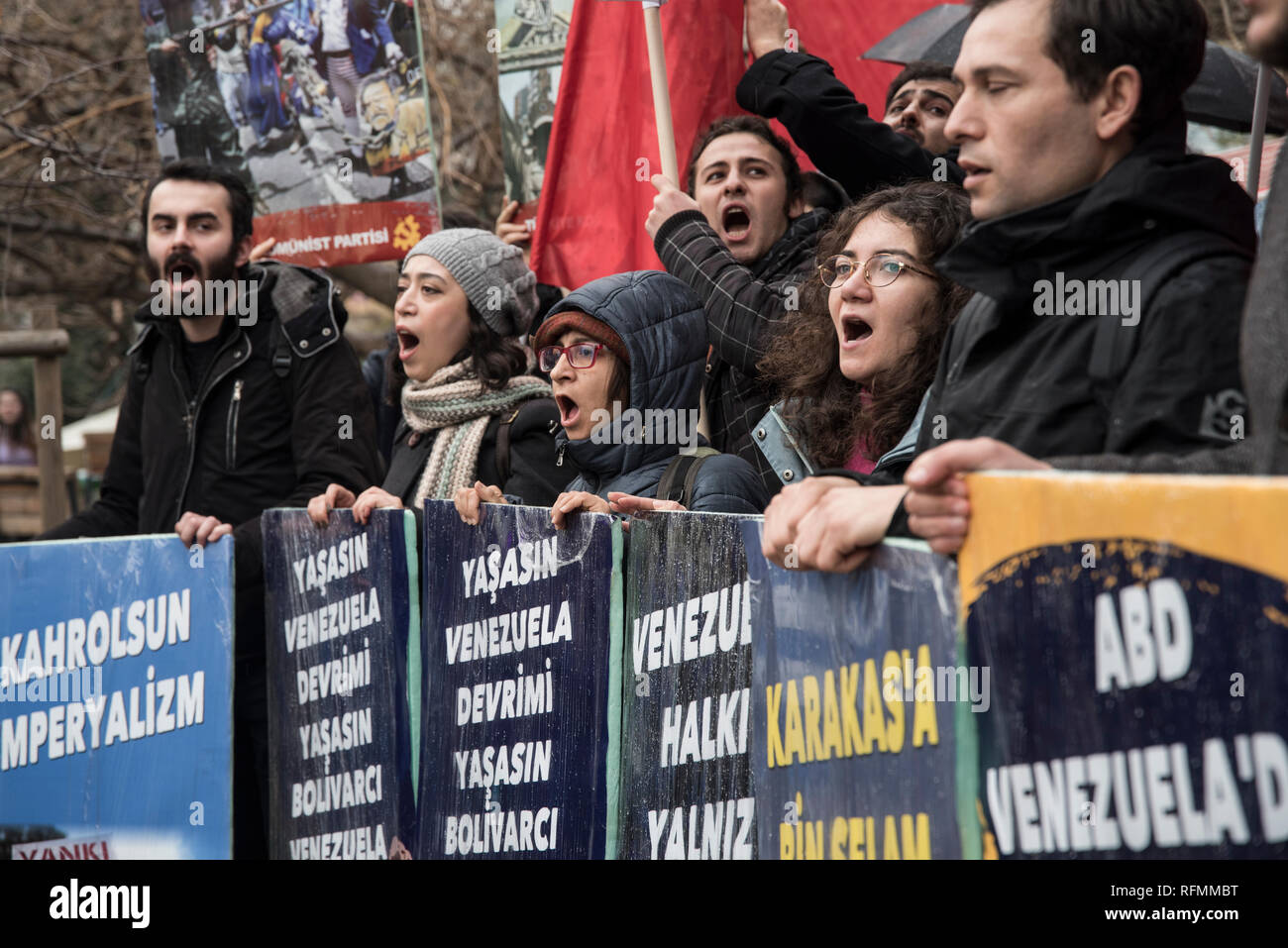 Die protestierenden riefen Slogans sind gesehen halten Plakate hoch, während der Demonstration. Der Kommunistischen Partei der Türkei (TKP) in der Nähe des Kad? köy (Istanbul) in der Unterstützung von Nicolás Maduro demonstrieren. Stockfoto