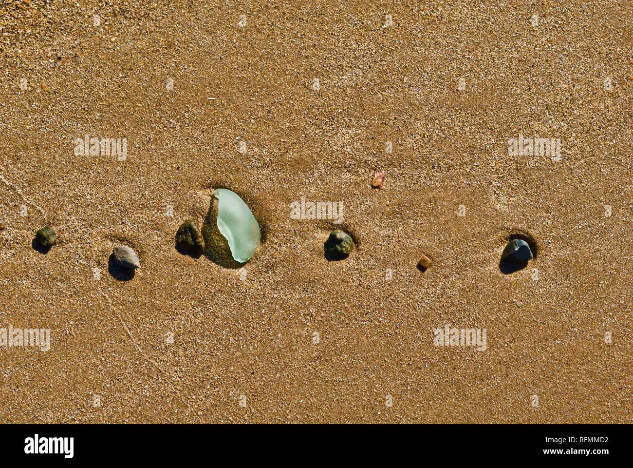 Meer Glas Abfall und Verschmutzung gewaschen oben auf einem Strand in Rhosneigr, Anglesey, North Wales, UK Stockfoto