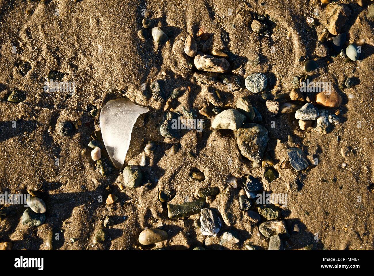 Meer Glas Abfall und Verschmutzung gewaschen oben auf einem Strand in Rhosneigr, Anglesey, North Wales, UK Stockfoto