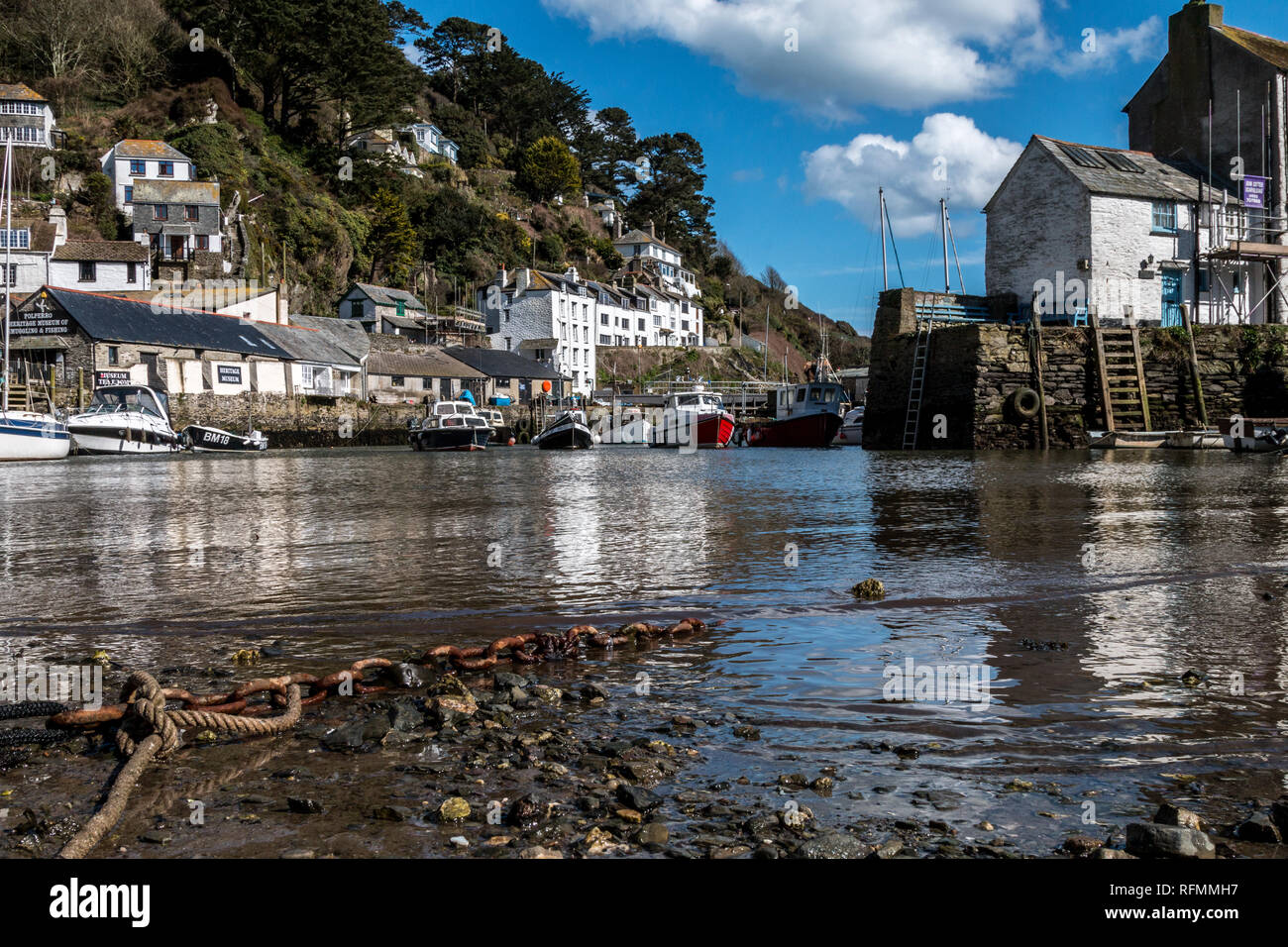 Low Angle View von Polperro Hafen Stockfoto