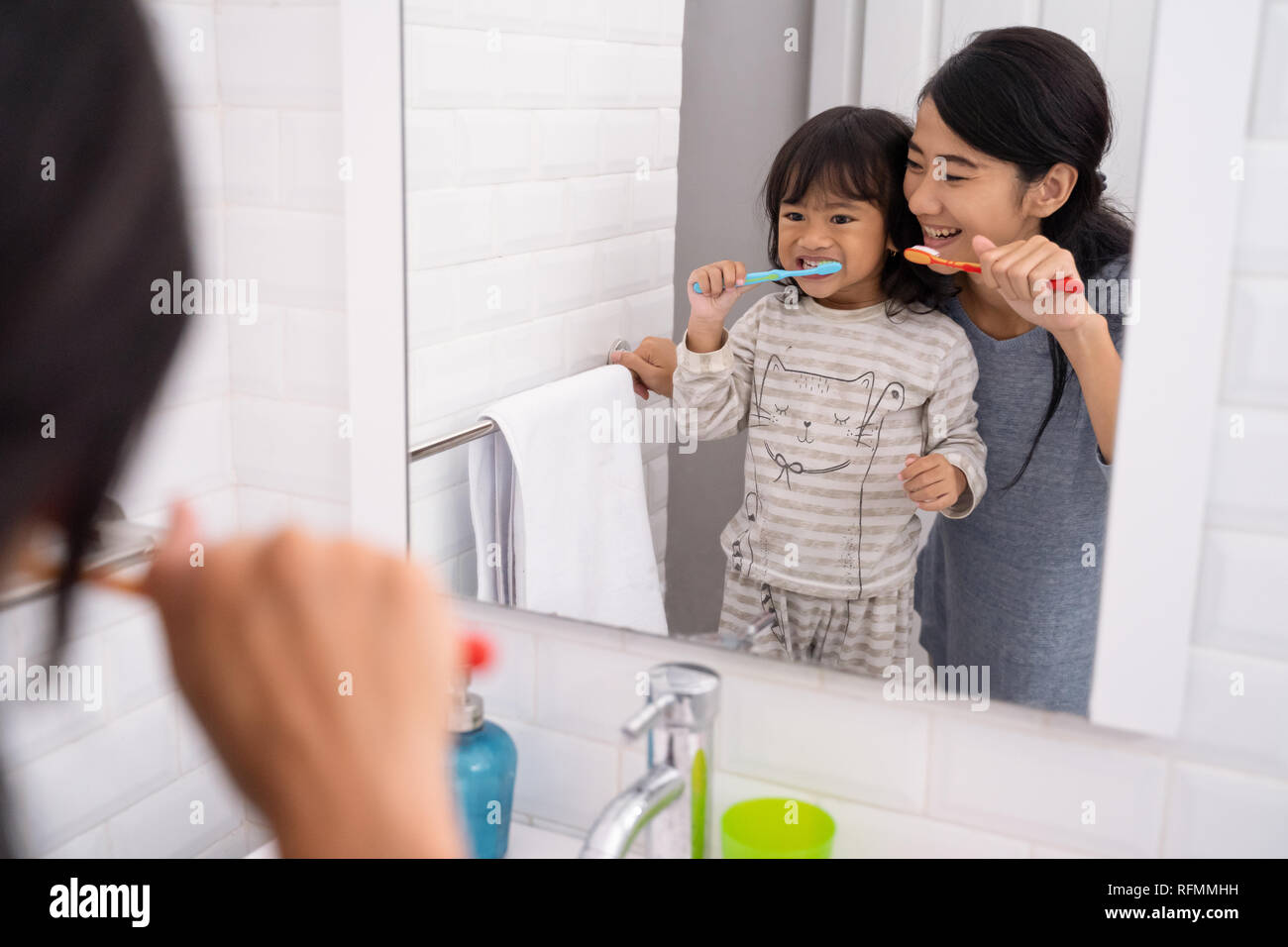 Mutter und Tochter Zähneputzen im Waschbecken im Bad Stockfoto