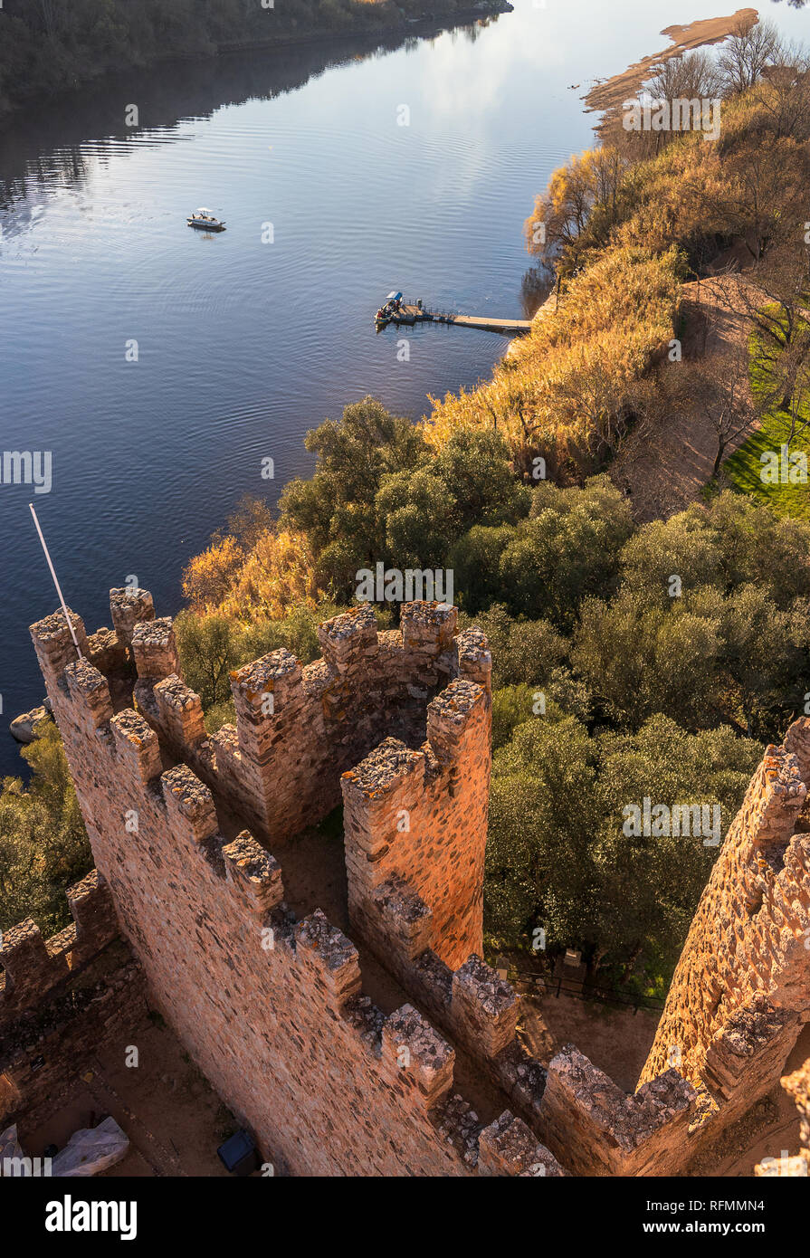 Blick über die Mauer von Almourol schloss mit den Tejo im Hintergrund und zwei Boote, die Personen befördern, die Burg zu besuchen. Stockfoto