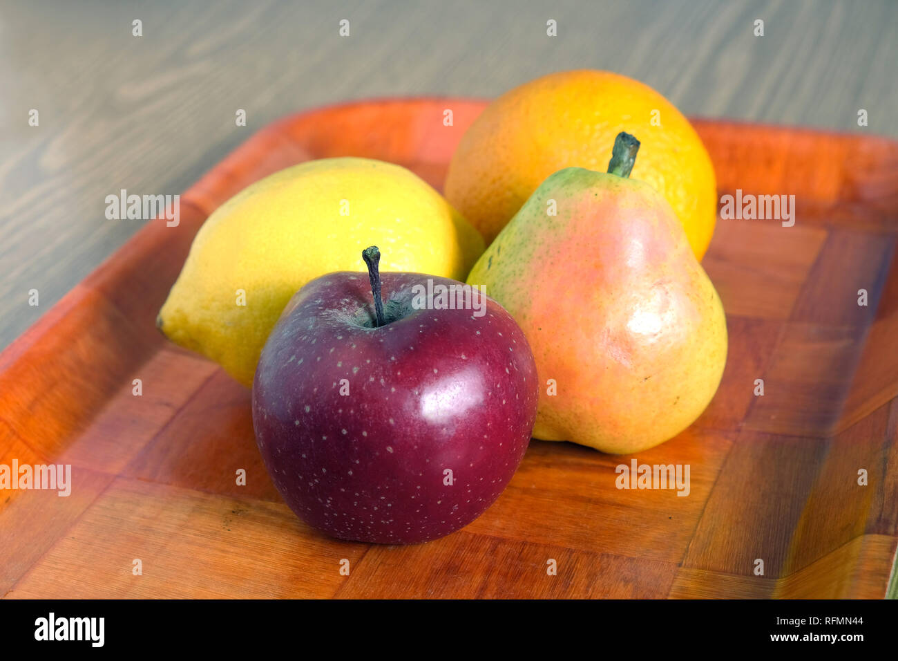 Stillleben mit reife rote Äpfel, Birnen, Zitrone, Orange und Gelb auf Braun Holz- Fach auf Weiß Vorderansicht closeup isoliert Stockfoto