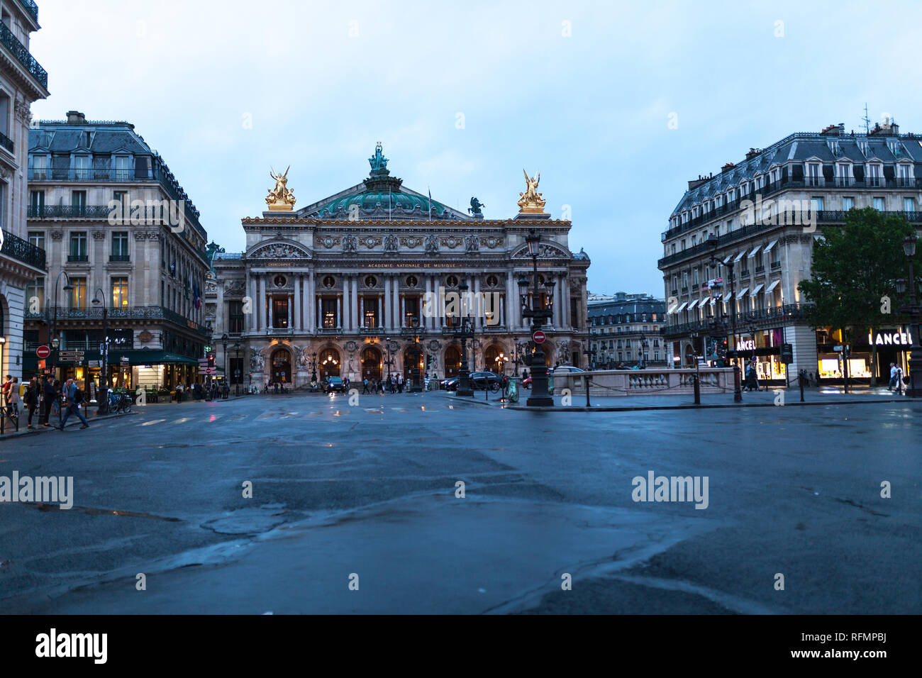 Paris, Frankreich, 01. Juni 2018 Verkehr Autos vor der Oper, Paris. Das Palais Garnier ist ein 1,979-seat Oper, die von 1861 bis 1875 fo gebaut wurde Stockfoto