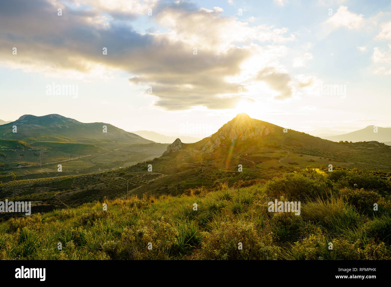 Herrlichen Blick auf den Sonnenuntergang von der oberen Korinth, Griechenland Stockfoto