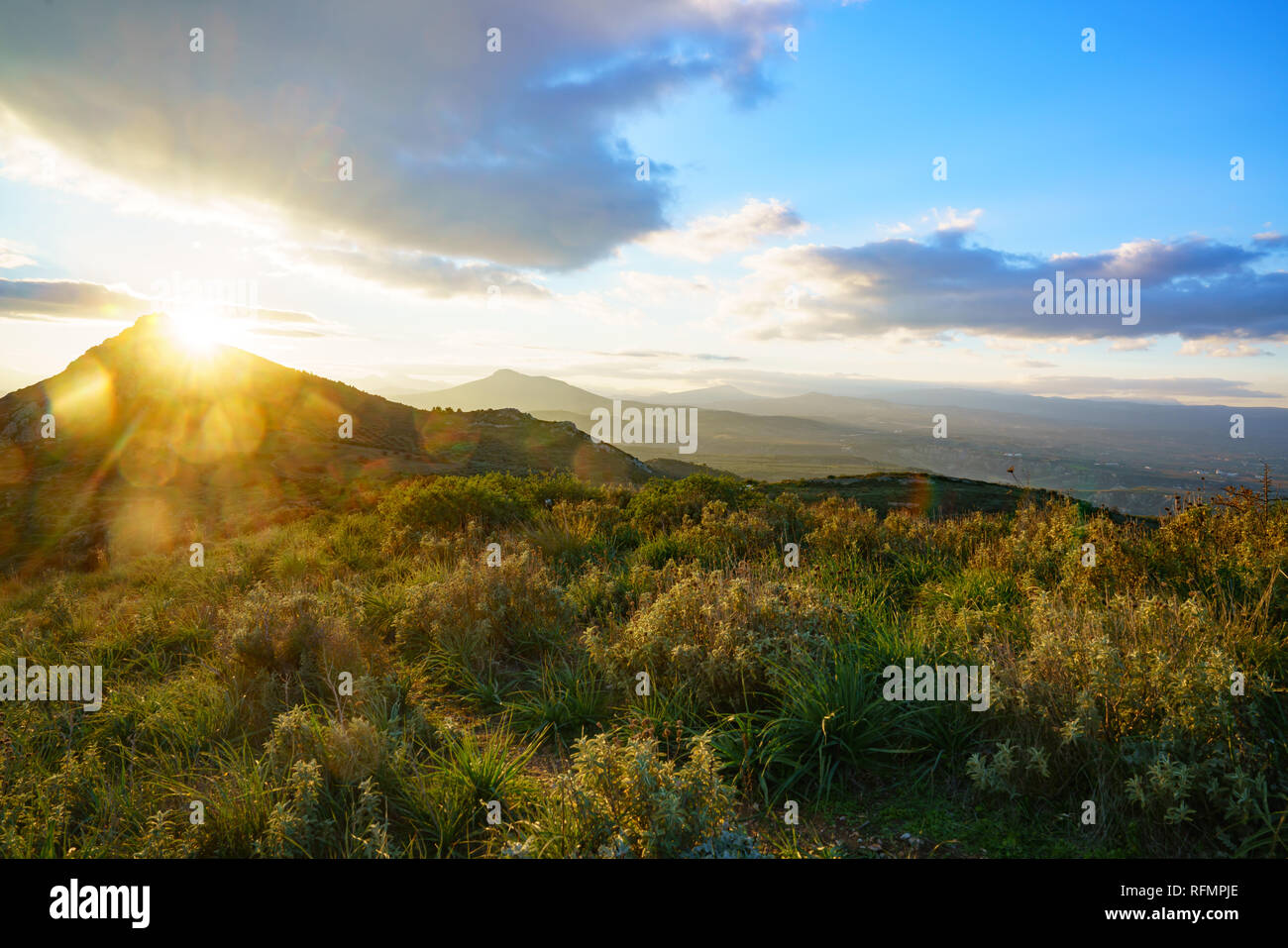 Herrlichen Blick auf den Sonnenuntergang von der oberen Korinth, Griechenland Stockfoto