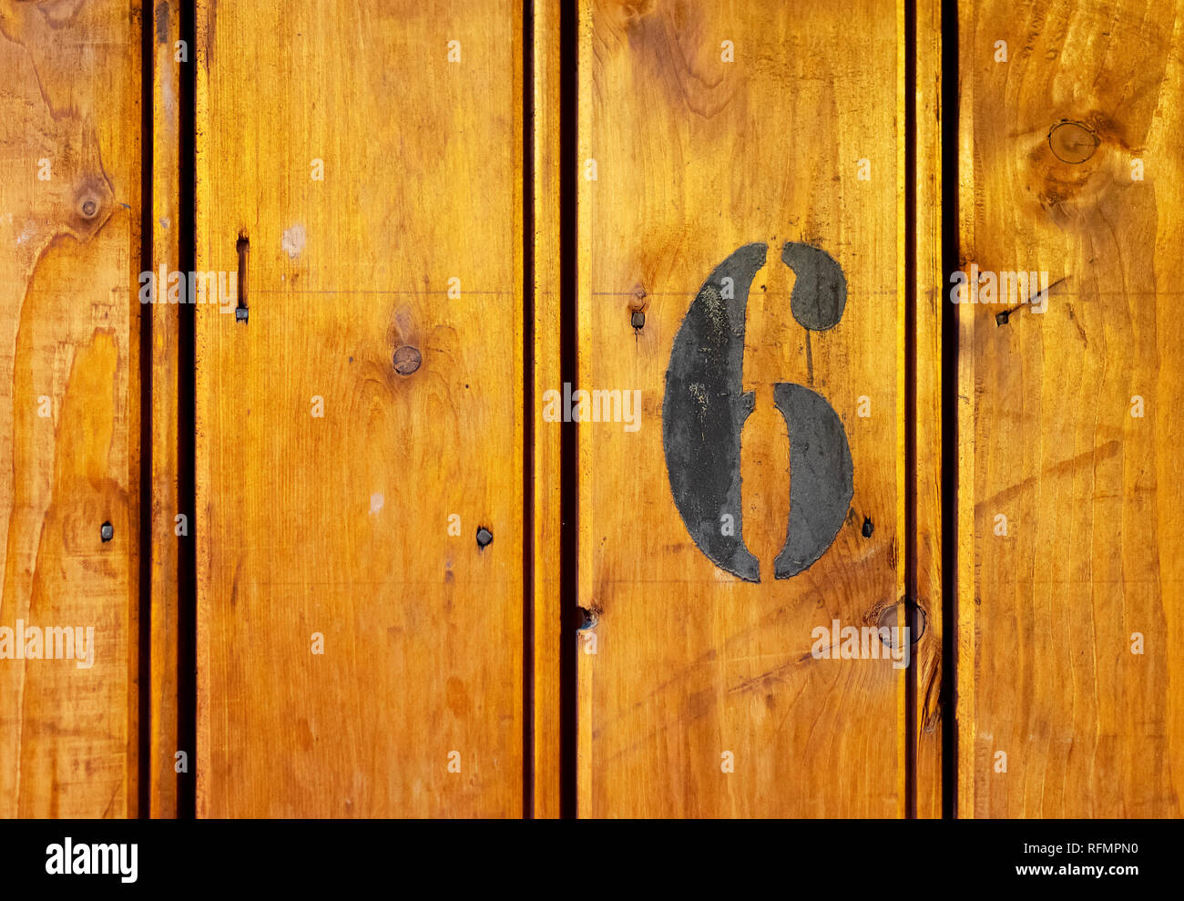 Nummer 6 auf der Tür Stauraum für Mieter in Jahrhunderte alten Gebäude in Stockholm. Stockfoto
