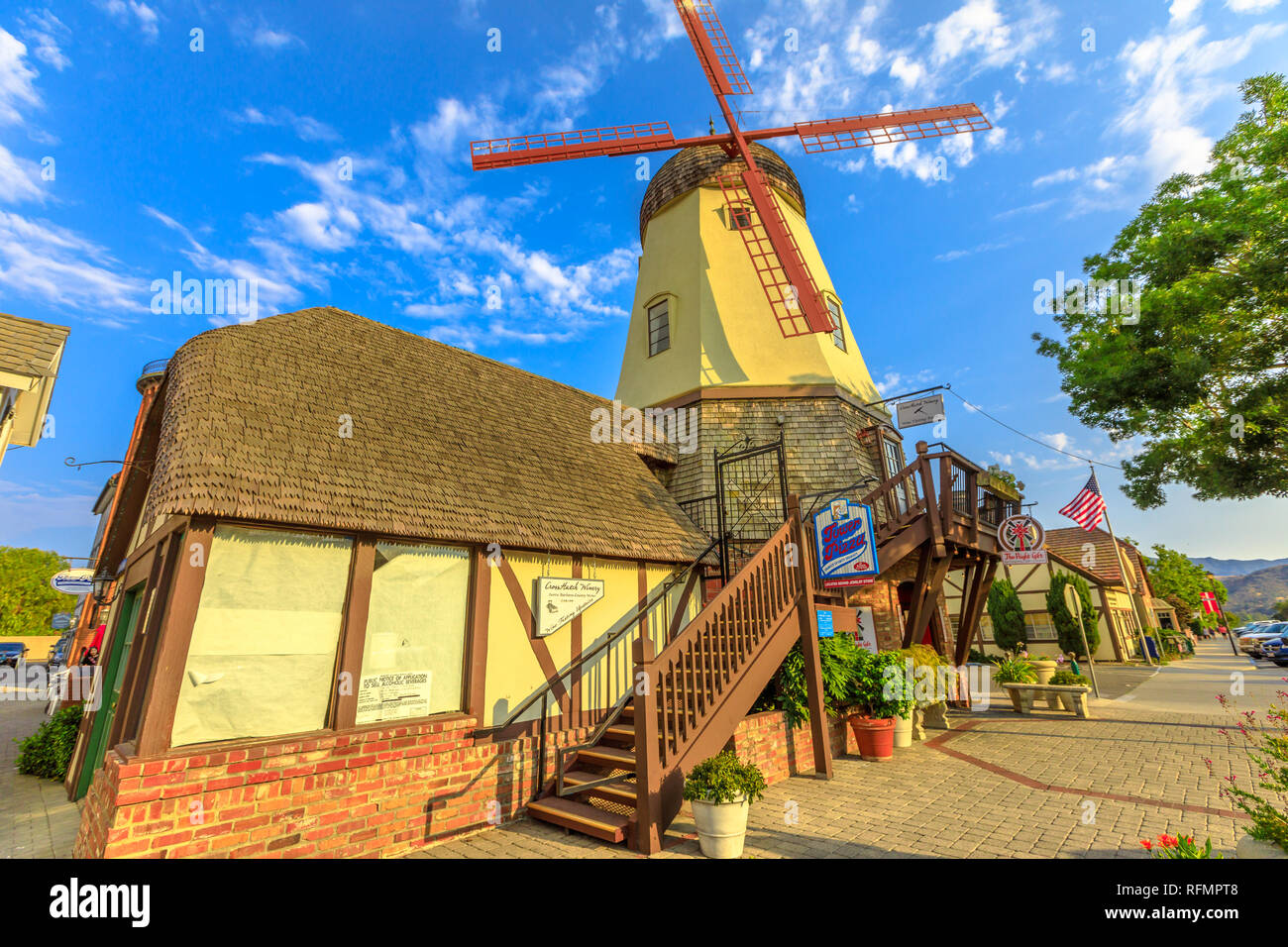 Solvang, Kalifornien, Vereinigte Staaten - 10 August 2018: Alte Windmühle in Santa Ynez Valley, Santa Barbara County. Solvang ist ein dänisches Dorf, bekannt für Stockfoto