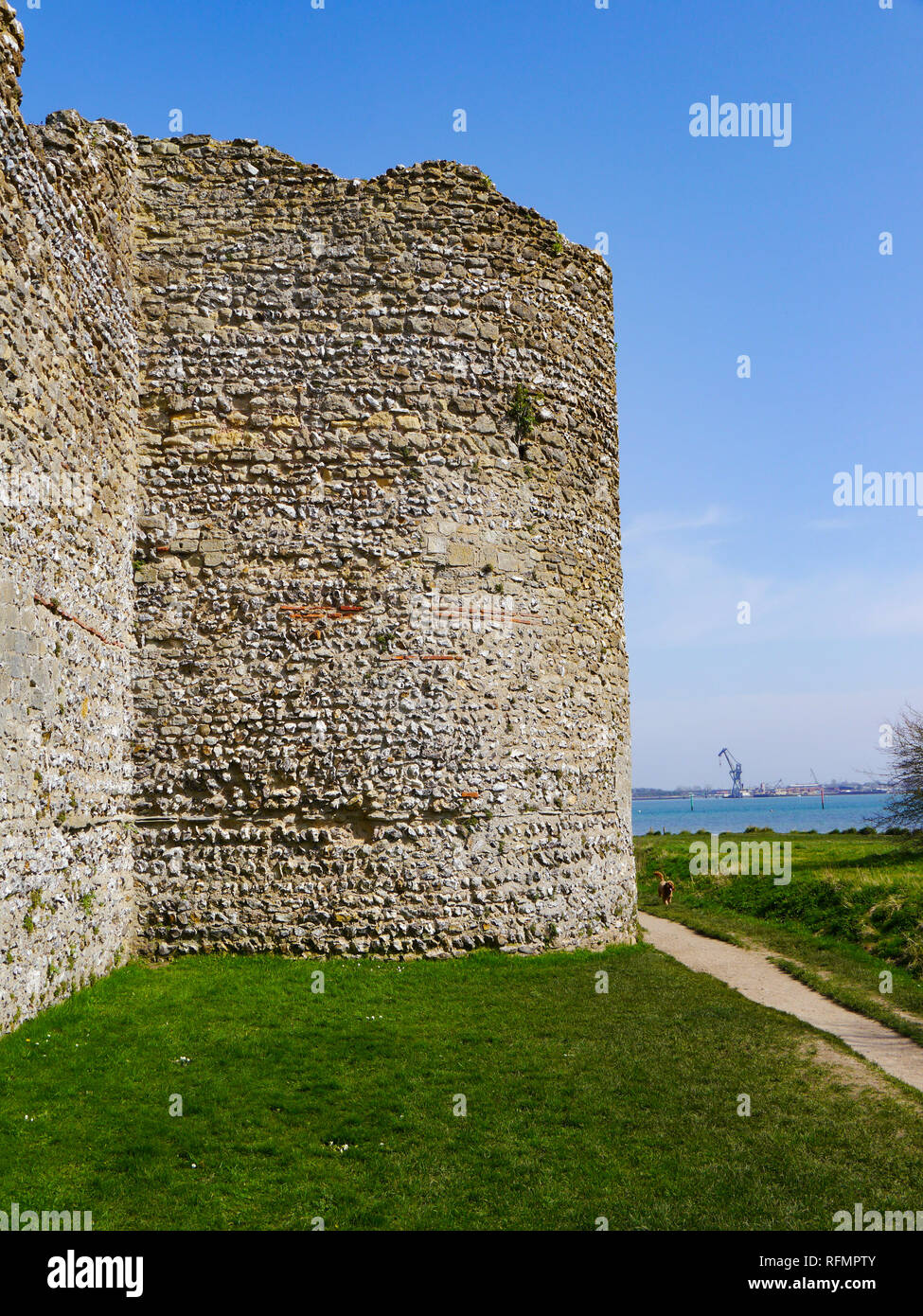 Die externe römischen Mauern von Portchester Castle, Hampshire England Stockfoto