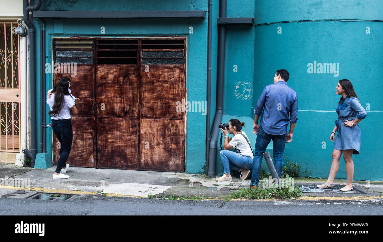 Fotografin und ihre Assistenten, die ein Fotoshooting auf einer wunderschönen Straße von San Jose, Costa Rica Stockfoto