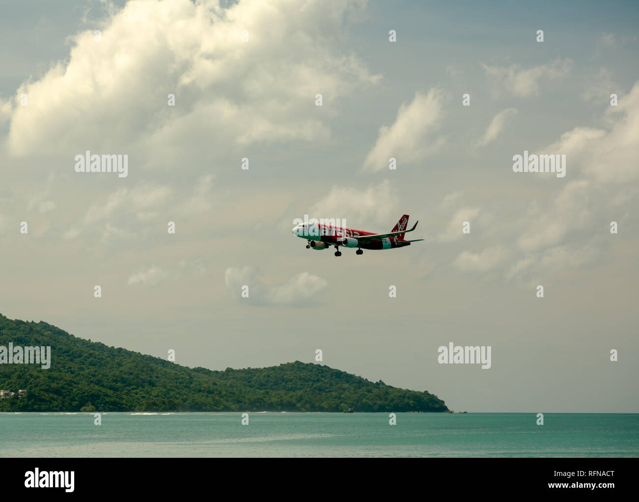 PHUKET, Thailand - 26. NOVEMBER 2016: AirAsia Airbus A 320-216, HS-BBN Landeanflug an Bord vom Meer am Internationalen Flughafen Phuket Stockfoto