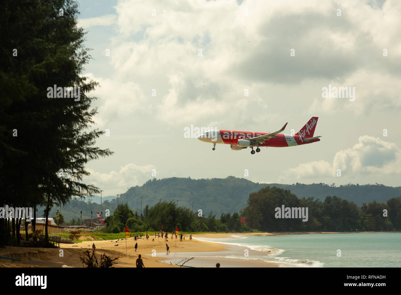PHUKET, Thailand - 26. NOVEMBER 2016: AirAsia Airbus A 320-216, HS-BBN Landung auf dem Internationalen Flughafen Phuket Stockfoto