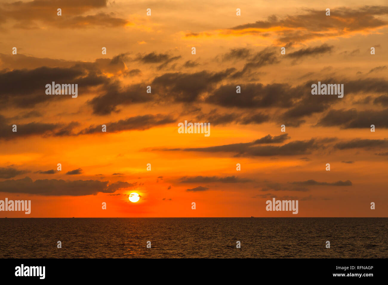 Golden schönen Sonnenuntergang auf dem Meer Stockfoto