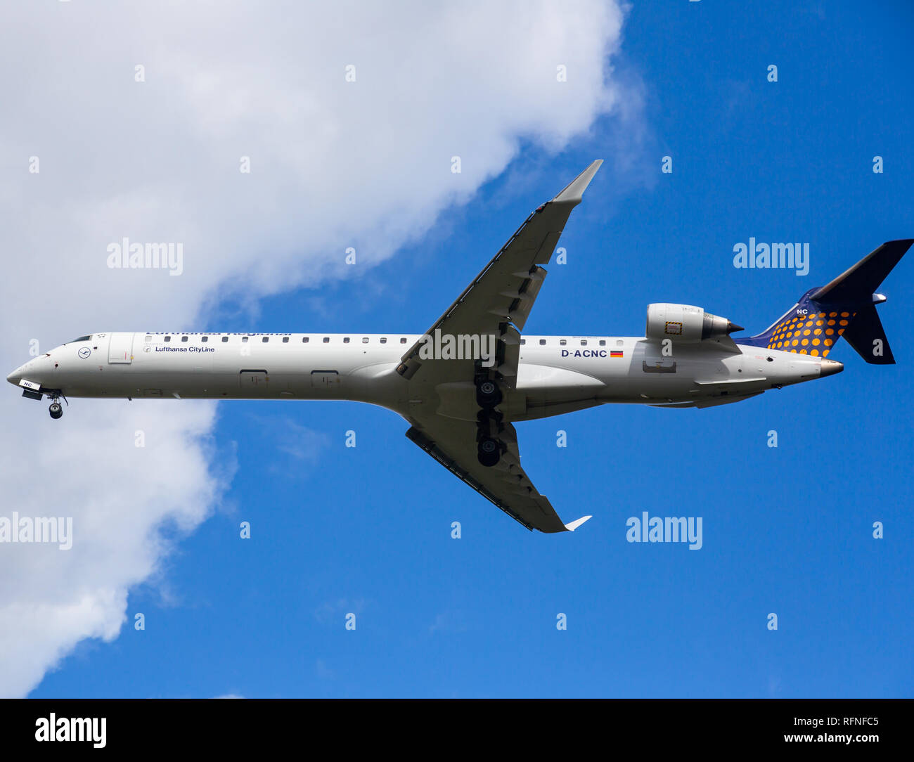 Deutschland, Frankfurt - September 06, 2015: Bombardier CRJ-900LR, D-ACNC der Lufthansa fliegt in den Himmel Stockfoto