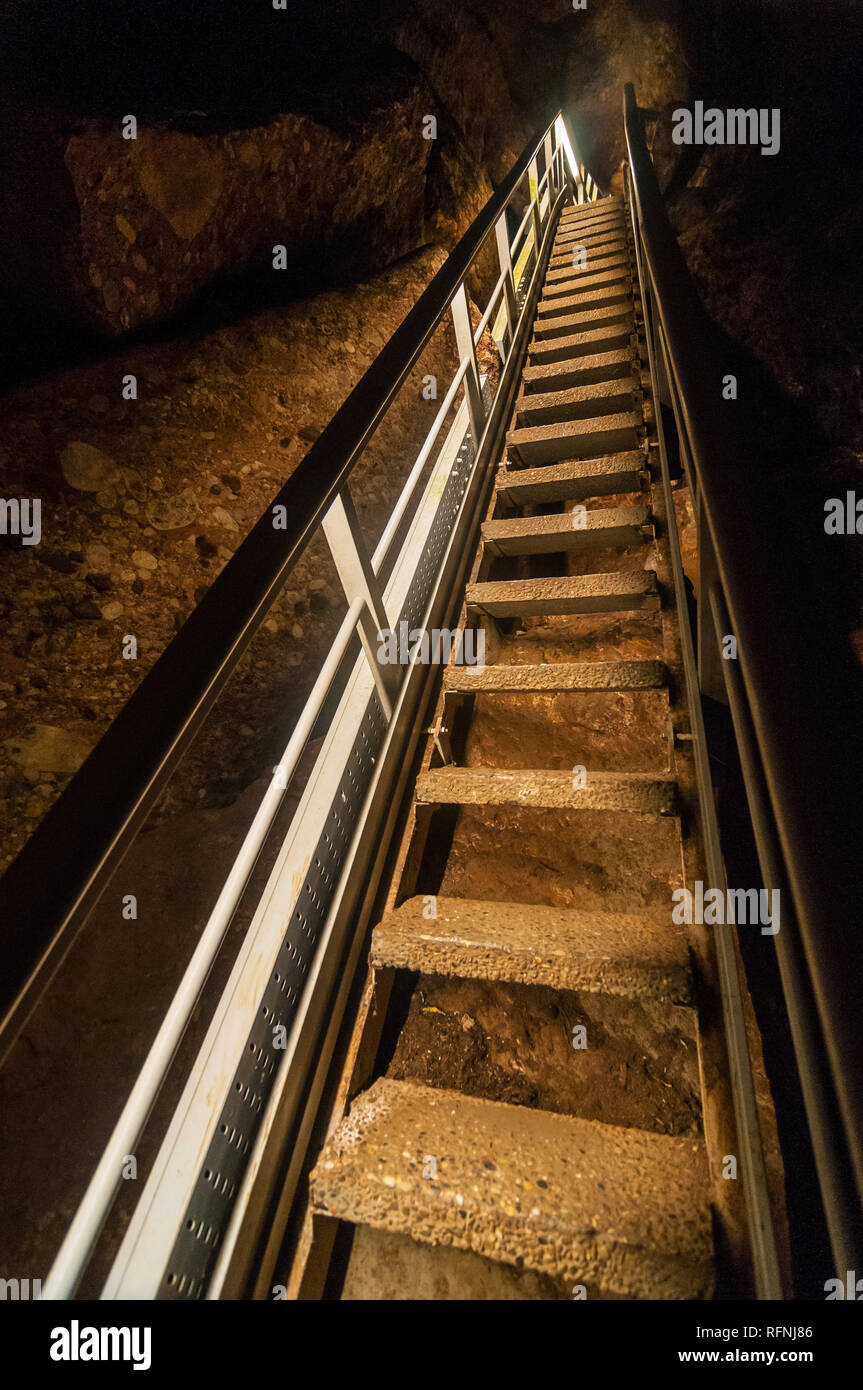 Treppen innerhalb des salnitre montserat Höhlen, Grotten, Collbató, Katalonien, Spanien Stockfoto