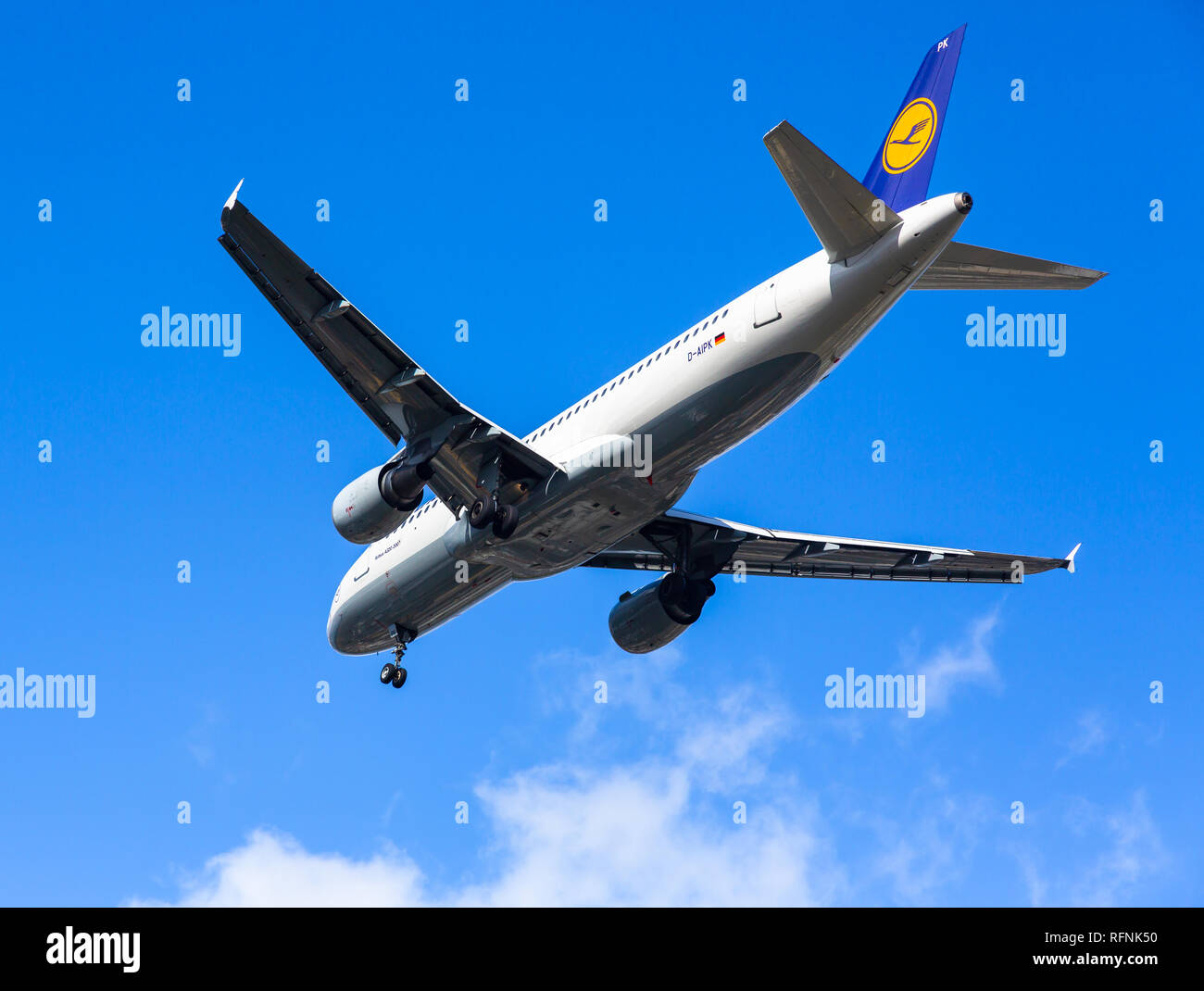 Deutschland, Frankfurt - September 06, 2015: Airbus A 320-211, D-AIPK der Lufthansa in den Himmel Stockfoto