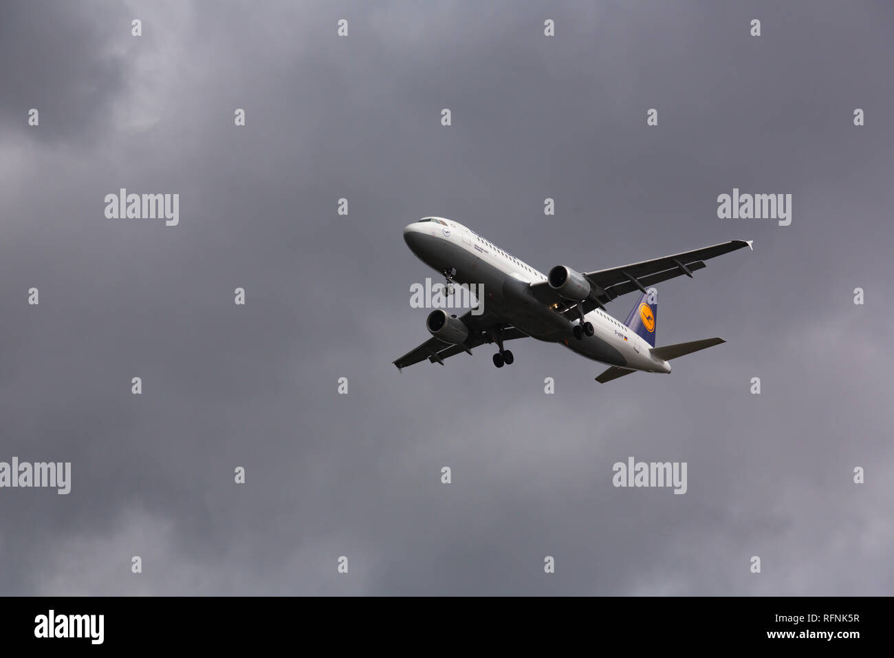 Deutschland, Frankfurt - September 06, 2015: Airbus A 320-211, D-Aipp der Lufthansa fliegt in den Himmel Stockfoto