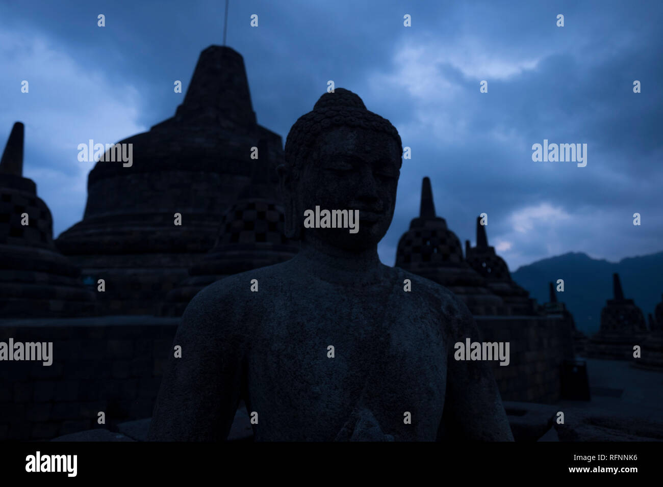 Das Ende einer unruhigen Tag im Tempel Borobudur auf Java, Indonesien ankommt. Stockfoto