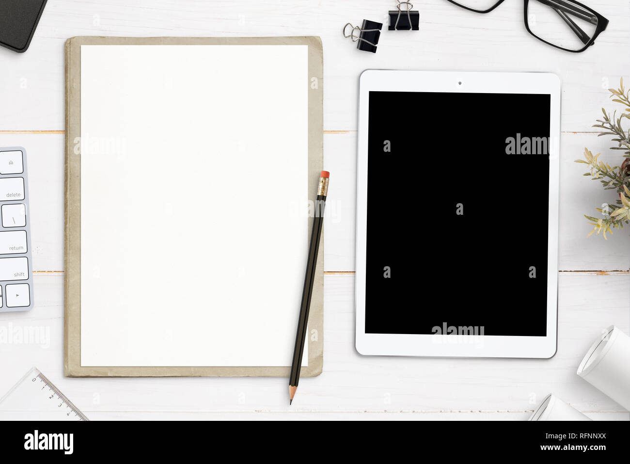 Leere Papier und Tablet mit leerer Bildschirm für mockup. App oder Website Design und Planung Konzept. Stockfoto