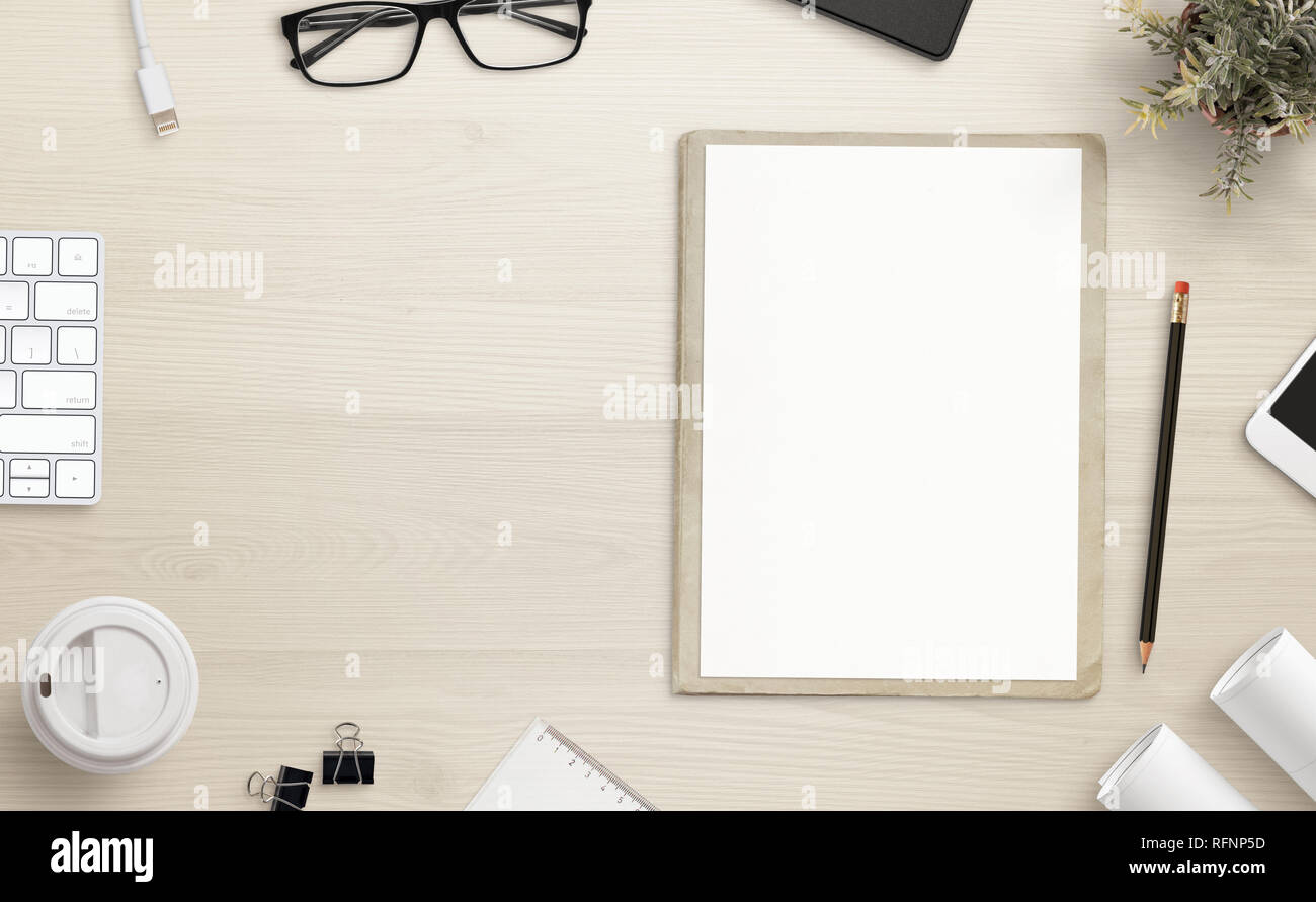 Leeres Papier auf Büro Schreibtisch mit Kopie Platz neben. Büro Zubehör Neben. Stockfoto