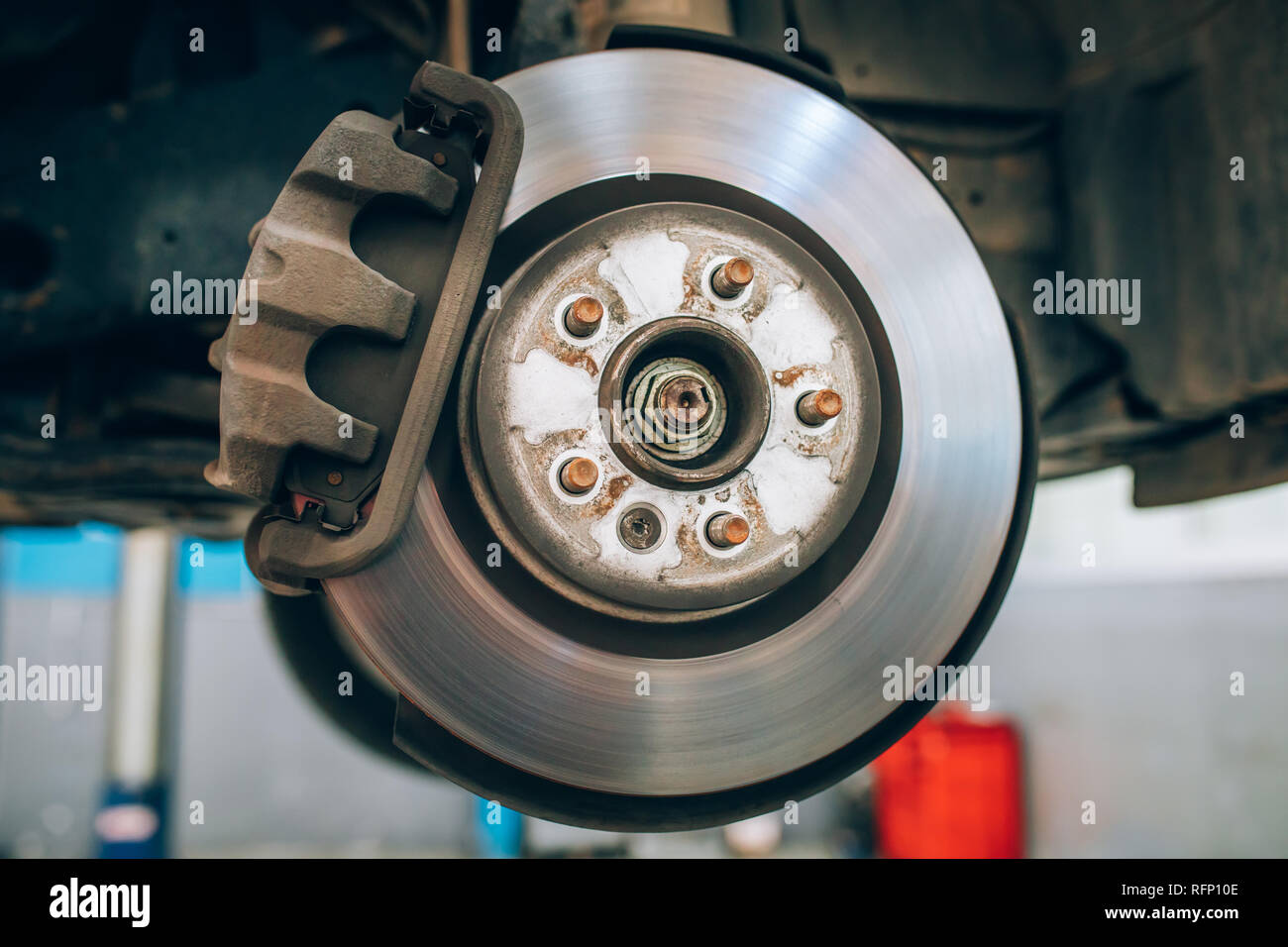 Nahaufnahme Von Auto Scheibenbremse Wahrend Der Rad Reifen Andern Oder Reparieren Scheibenbremse Des Autos Wahrend Der Wartung Bei Auto Service Garage Stockfotografie Alamy