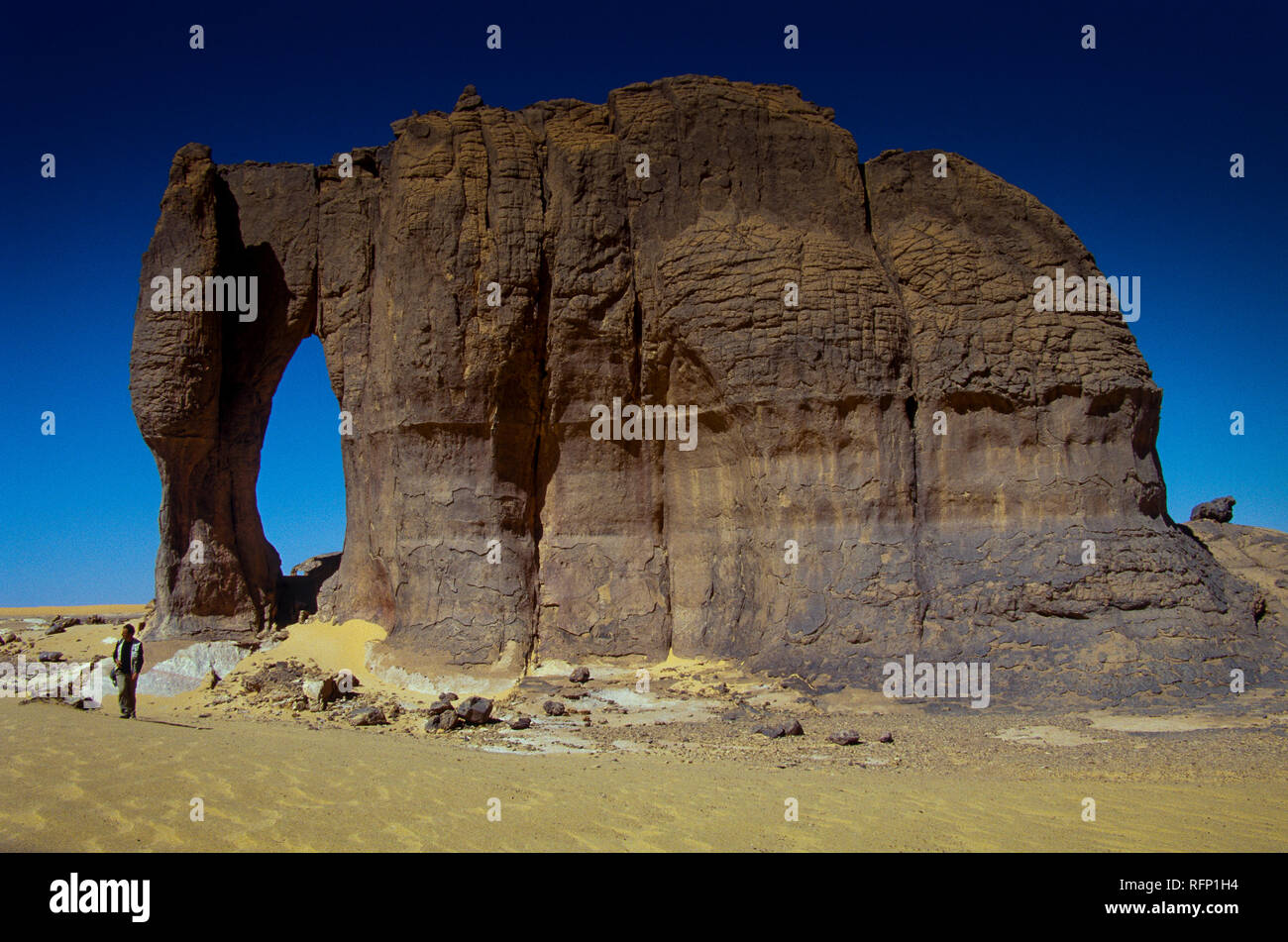 TASSILI N'Ajjer, ALGERIEN - Januar 10, 2002: unbekannter Mann Spaziergänge in den Dünen der algerischen Sahara, Afrika, Tassili N'Ajjer Nationalpark Stockfoto