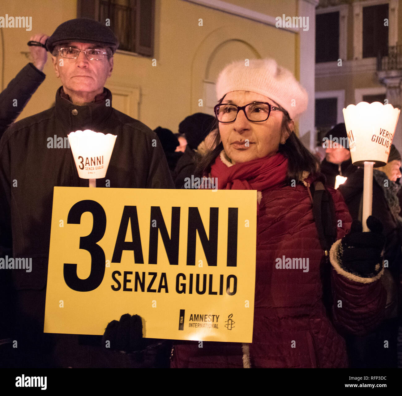 Rom, Italien. 25 Jan, 2019. Wie in jedem Jahr Italien auf die Straße gingen, am Tag der Entführung von Giulio Regeni. Drei Jahre sind seit seinem Tod vergangen, aber noch immer keine Wahrheit ist aufgetaucht. Regeni wurde entführt, brutal gefoltert und schließlich getötet, weil er die Untersuchung der Ausbeutung der Arbeiter war. Die Verantwortlichkeiten und versucht, die ägyptische Regierung zu lenken sind offensichtlich. Die wirtschaftlichen und politischen Beziehungen zu Ägypten muss unterbrochen werden. Credit: Elisa Bianchini/Pacific Press/Alamy leben Nachrichten Stockfoto