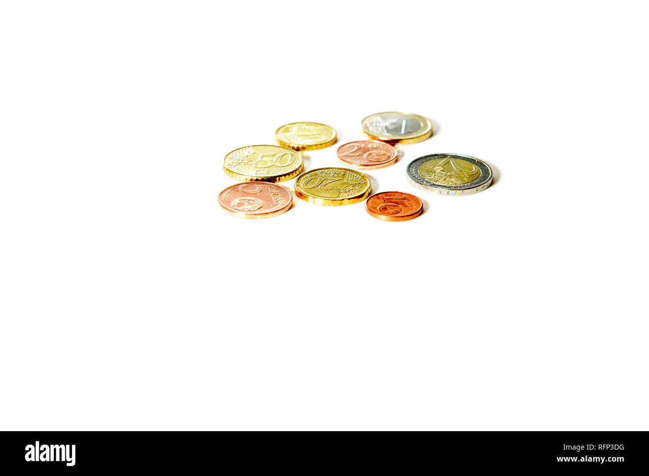 Kompletter Satz Euro-Münzen, enthält 1, 2, 5, 10, 20, 50 Cent und 1, 2 Euro, auf weißem Hintergrund Stockfoto