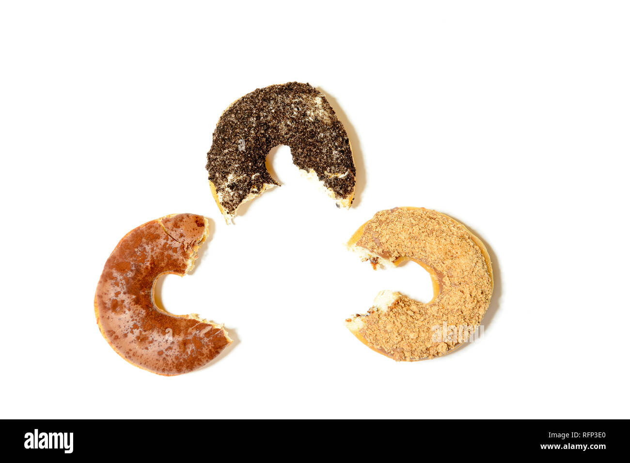 Drei Donuts mit Streuseln und bitemark, auf weißem Hintergrund Stockfoto
