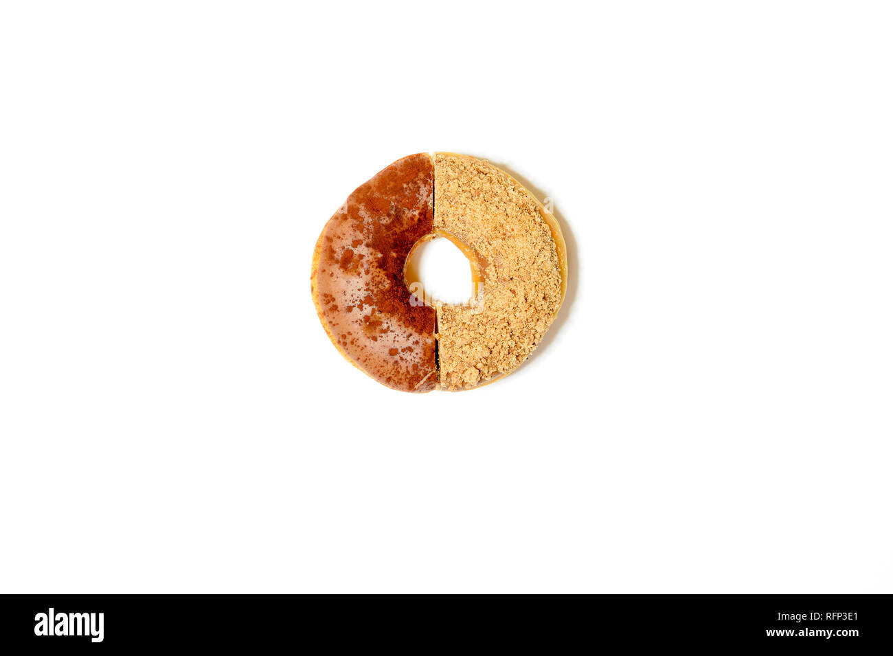 Eine Hälfte von zwei Donuts mit Streuseln, zu einem kombiniert, auf weißem Hintergrund Stockfoto