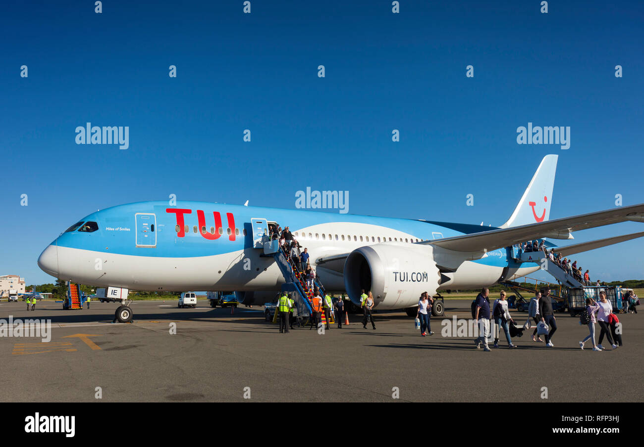 TUI Airways Boeing 787 Dreamliner in Saint Lucia Flughafen. Stockfoto