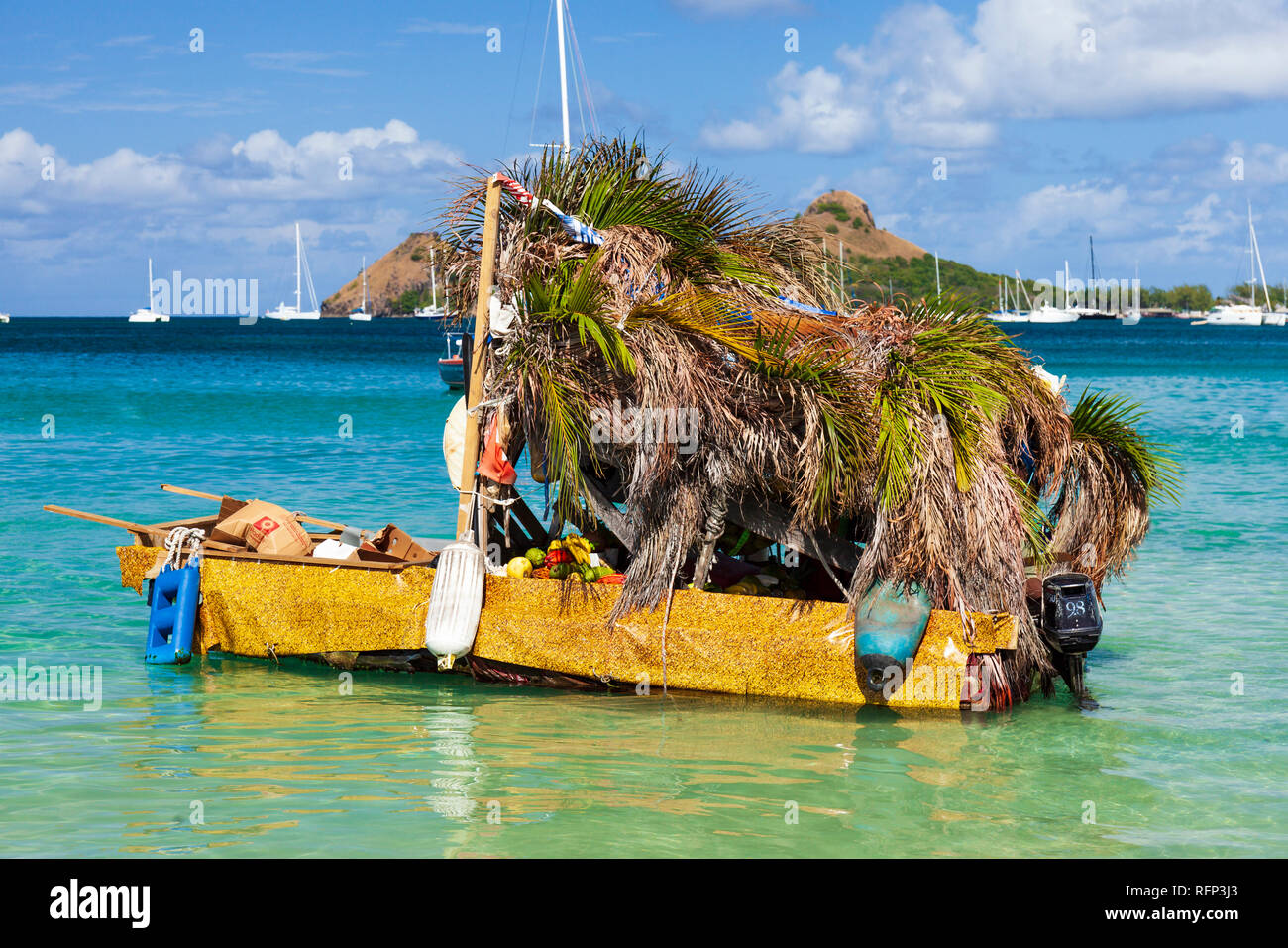 Floating Obst shop Shanty boot Reduit Beach, Rodney Bay, St. Lucia, Karibik. Stockfoto