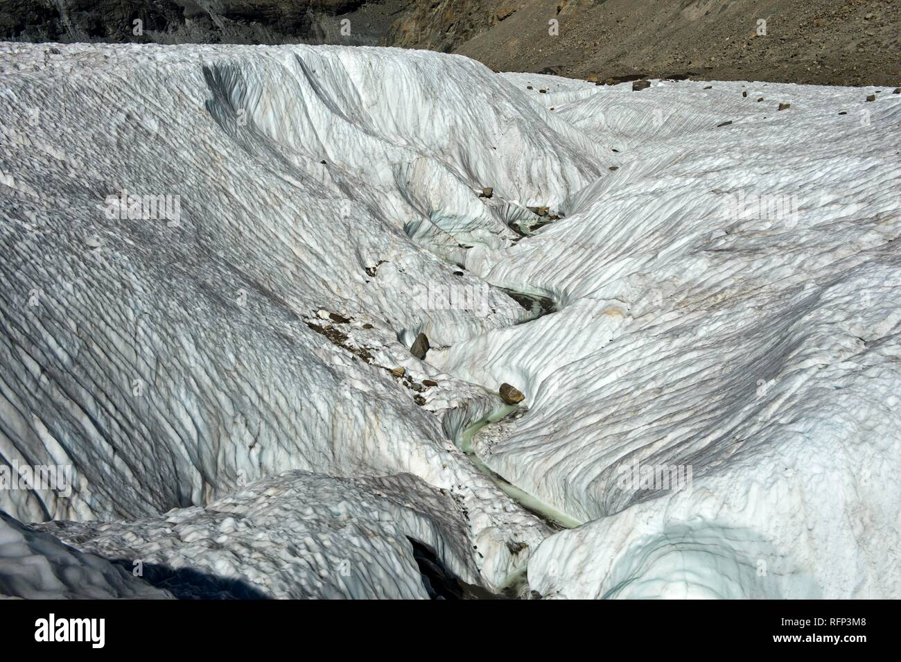 Breite Gletscherspalte auf dem Gornergletscher, Zermatt, Wallis, Schweiz Stockfoto