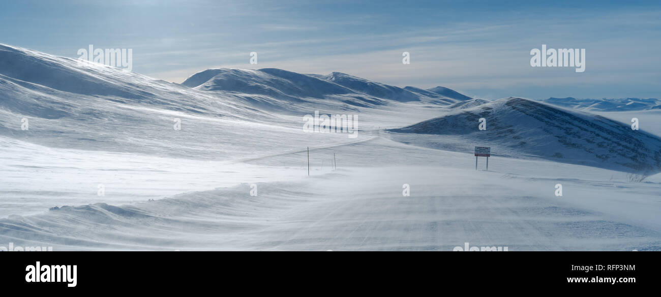 Wright's Pass auf dem Dempster Highway bei einem Schneesturm. Stockfoto