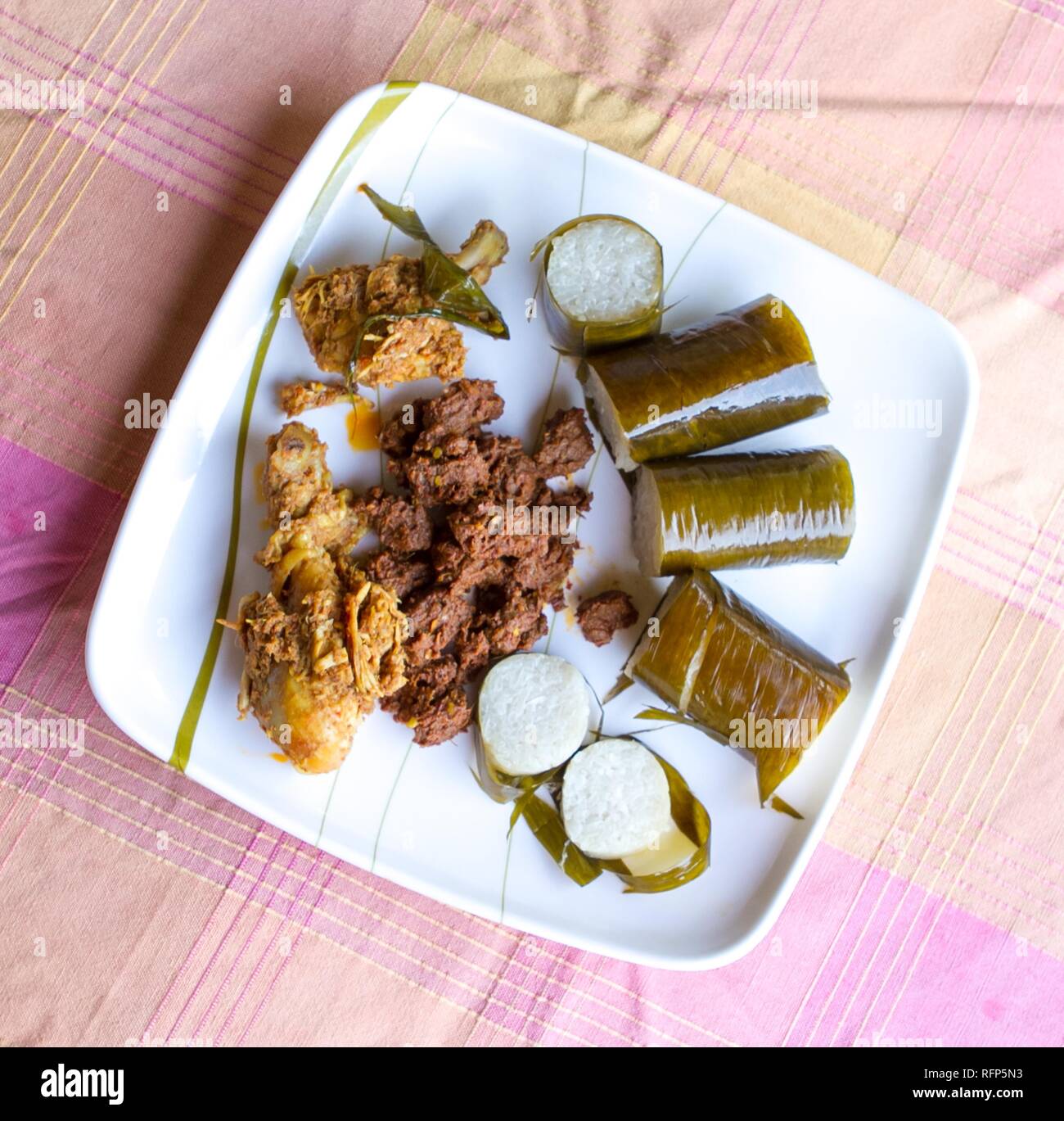 Lemang, rendang, Curry Huhn für Hari Raya Stockfoto