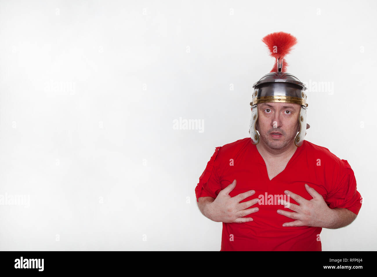 Ein römischer Soldat ist auf der Suche nach etwas auf dem weißen Hintergrund. Stockfoto