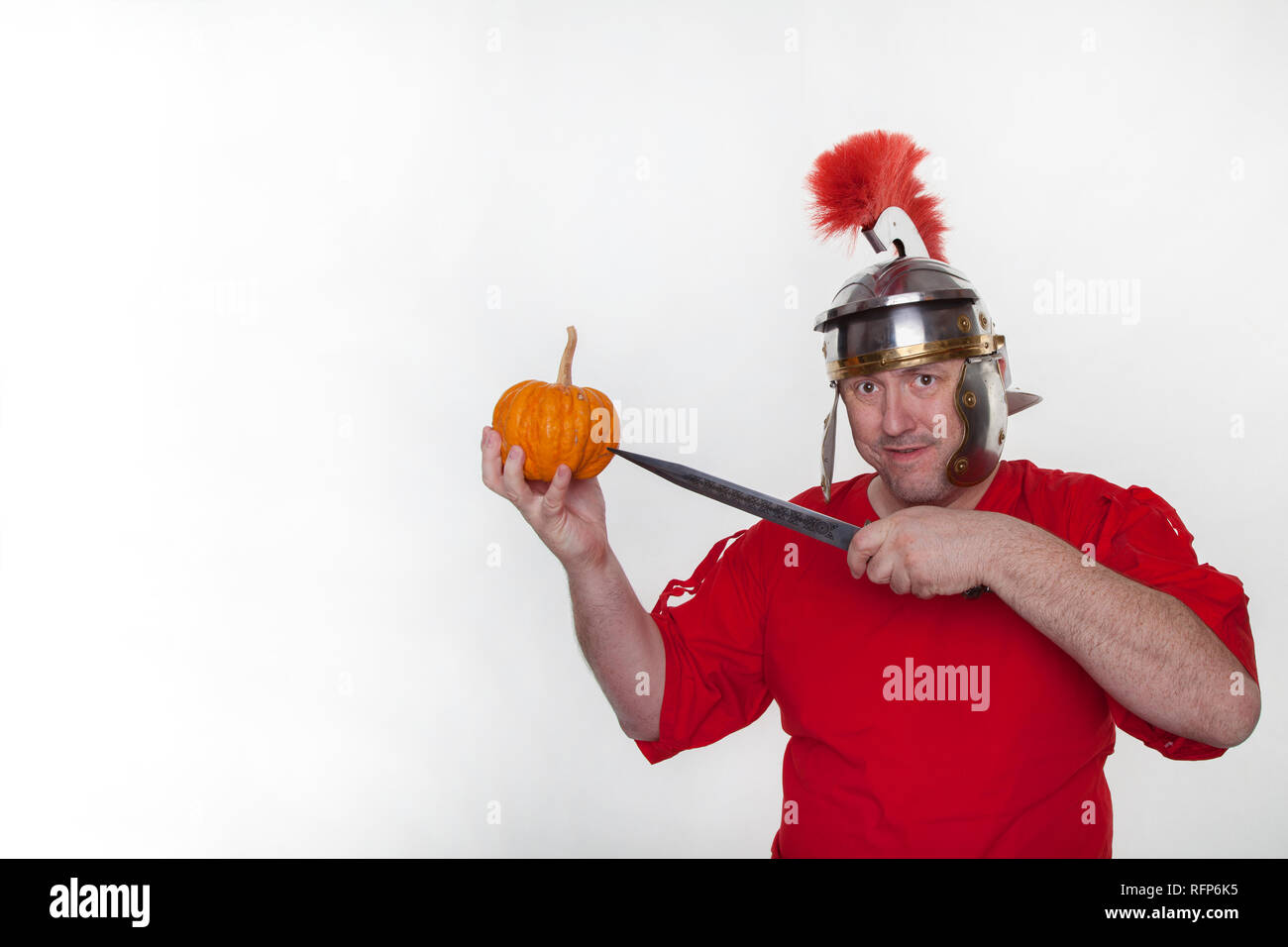 Ein römischer Soldat mit einem Kürbis und Dolch auf den weißen Hintergrund. Stockfoto