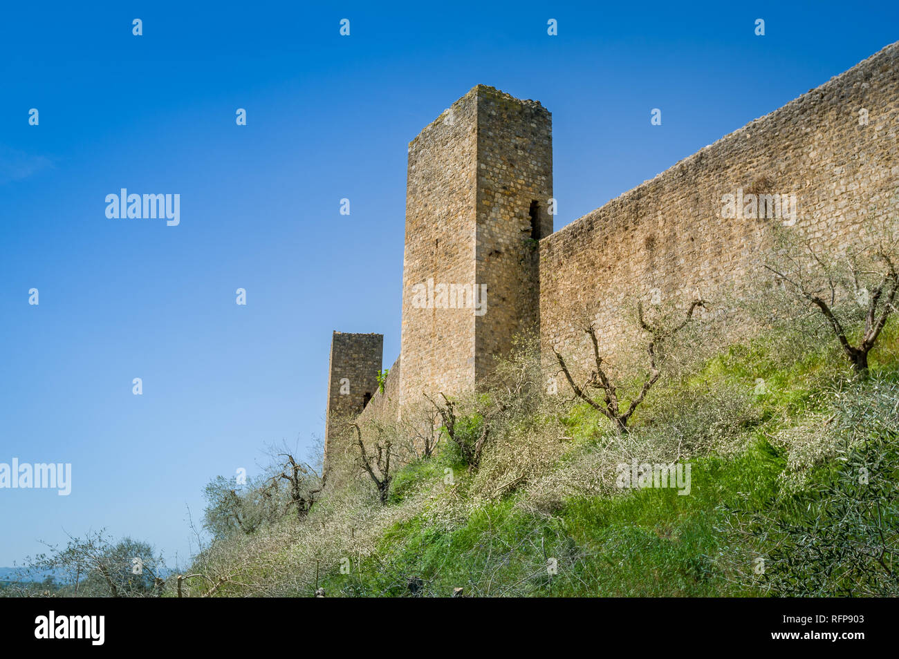 Monteriggioni Festungsmauer und Turm. Historische Sehenswürdigkeiten der Toskana, Italien. Stockfoto