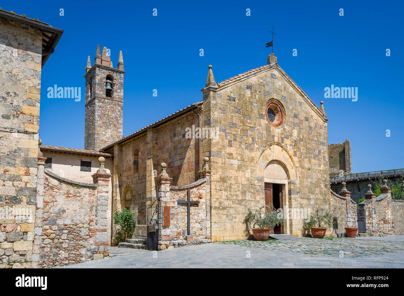 Monteriggioni alte Kirche und die zentrale Piazza. Historische Attraktion von Toscano, Italien. Stockfoto
