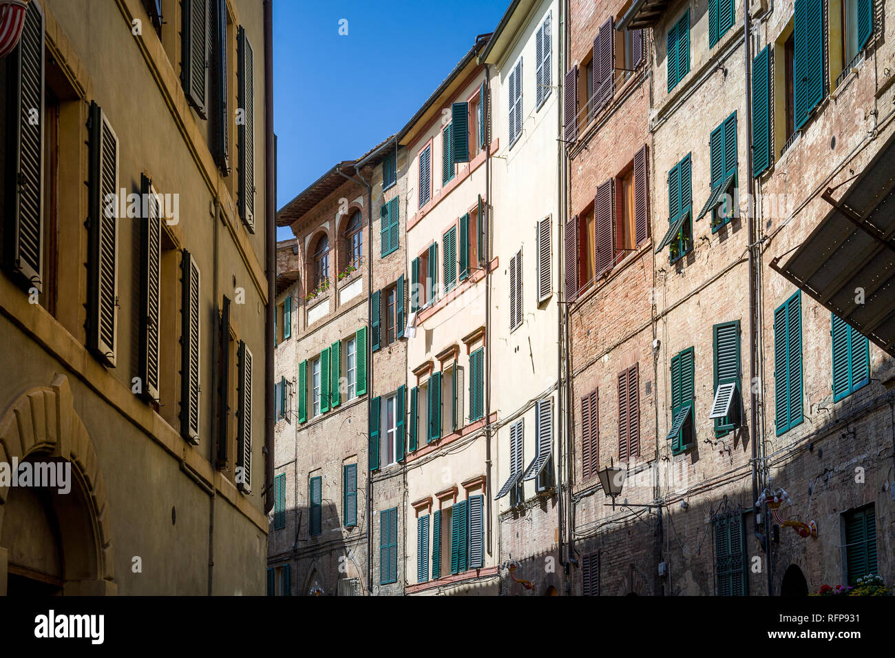 Siena lokalen Häusern street view mit traditionellen Windows. Toskana, Italien. Stockfoto