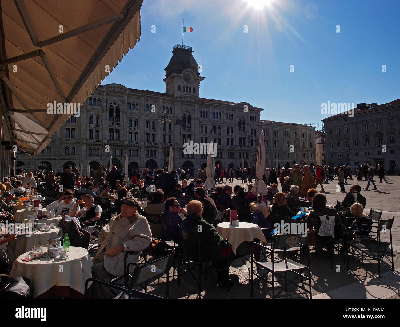 Triest, Italien. Piazza Unità, Menschen und Cafe Tabellen. Stockfoto