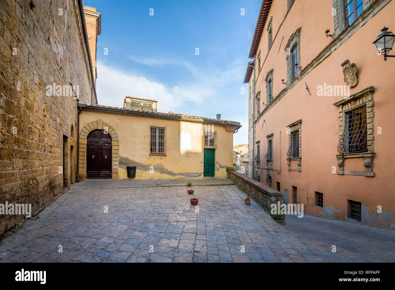 Volterra Altstadt wandern touristische Route. Beliebte Reiseziele in der Toskana, Italien. Stockfoto