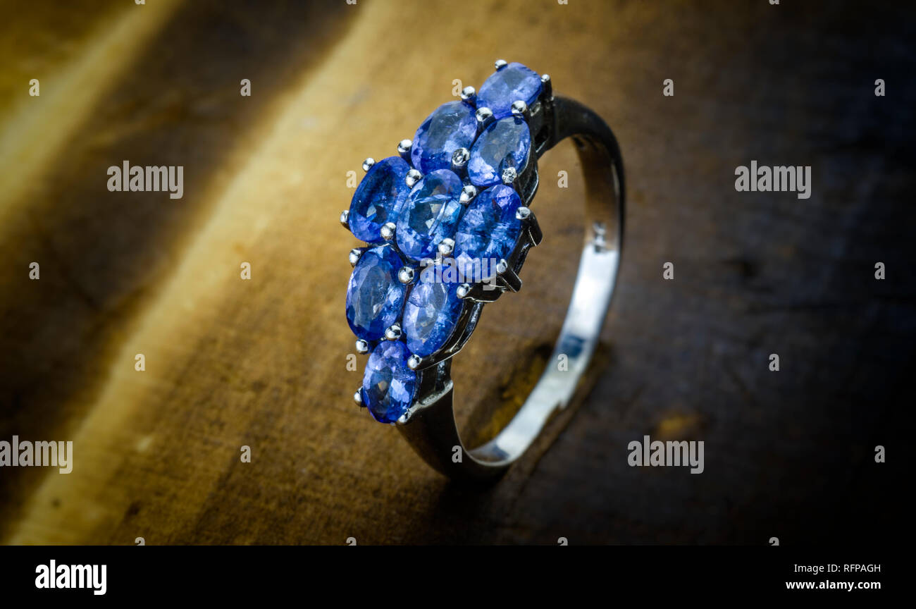 Frauen funkelnden blauen Stein Fashion Ring Stockfoto