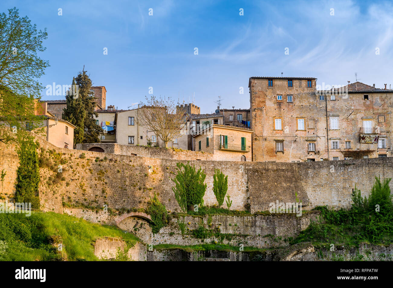 Volterra alten Festungsmauern bei Sonnenuntergang. Beliebte Reiseziele in der Toskana, Italien Stockfoto