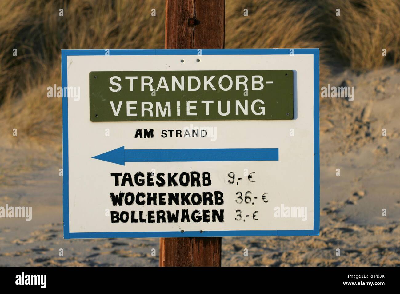 DEU, Deutschland, Amrum: Nordsee Insel Amrum. Zeichen für einen Verleih für Strandkörbe. Stockfoto