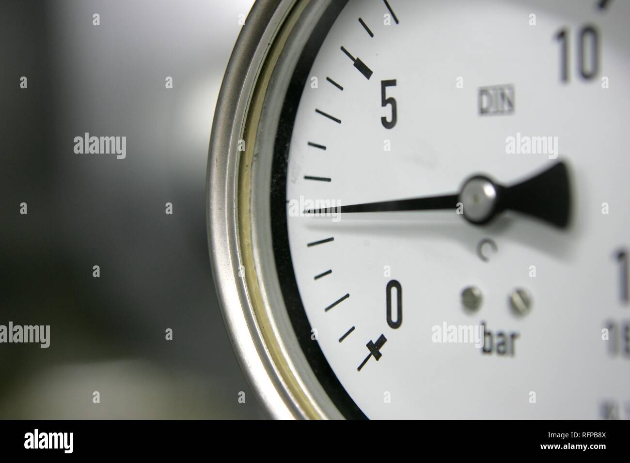 DEU, Deutschland: Manometerl in einem großen Heizung. Stockfoto