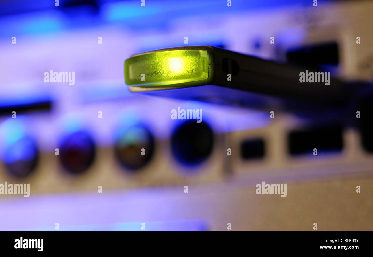 DEU, Deutschland: mobile USB-Memory Stick an einen Personal Computer. Stockfoto