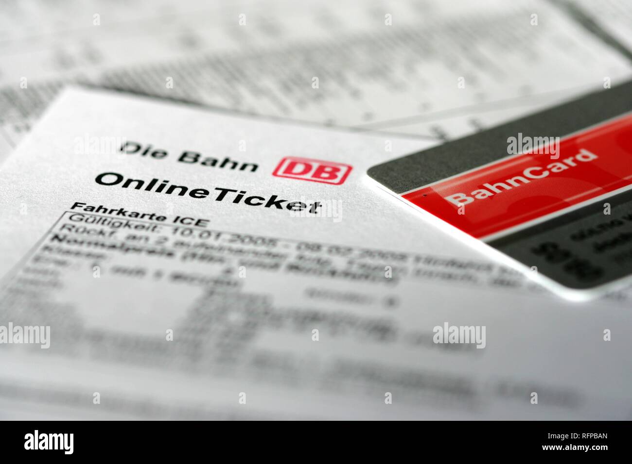 DEU, Deutschland: Online Bahn Ticket. Reservierung über das Internet, mit einer besonderen Ermäßigung karte, Bahncard. Stockfoto