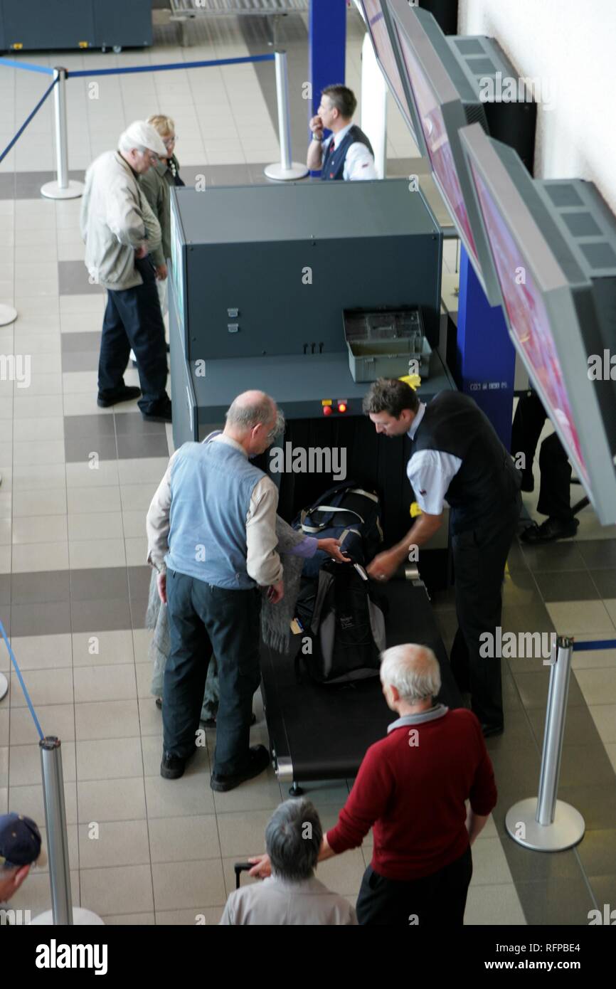 DEU, Deutschland, Berlin: Flughafen Berlin-Schönefeld. Sicherheit kontrollieren. X-ray Screening von Gepäck vor dem Check-in. Stockfoto